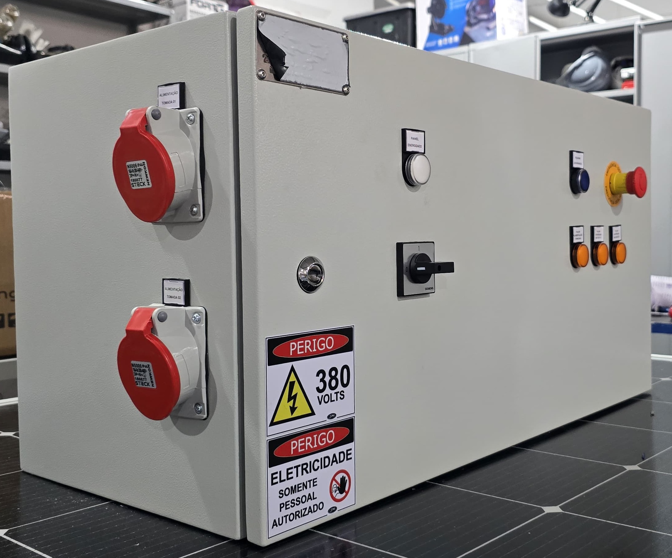 Painel com Inversores e Tomadas para Motores
